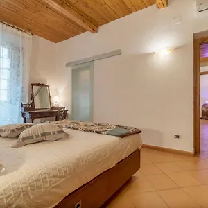 Borghese Roomy Flat , Rome Italy